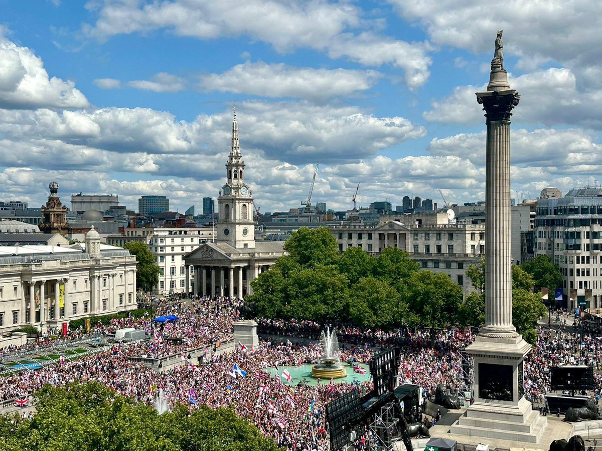 OliLondonTV's tweet image. Tens of thousands of British patriots fill London’s Trafalgar Square as they hold a march to reclaim their country. 

Thousands are proudly waving British and English flags. 🏴󠁧󠁢󠁥󠁮󠁧󠁿🇬🇧
