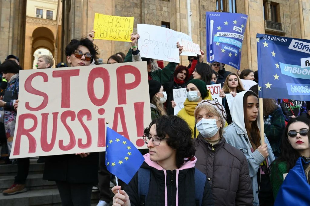 The October 2024 elections are a critical juncture for Georgia. It’s a choice between authoritarianism and a future aligned with Euro-Atlantic values. This decision will define the country's trajectory for years to come. ⚖️🇪🇺 
20/23