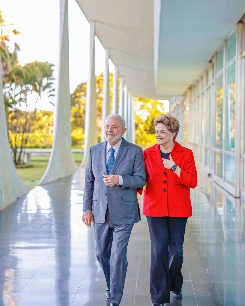 inst_lula's tweet photo. "Nós voltaremos! Voltaremos para continuar nossa jornada rumo a um Brasil em que o povo é soberano", disse @dilmabr, há 8 anos.

Recebida com carinho e pela porta da frente, como merece a nossa coração valente! ❤️

Foto: Ricardo Stuckert https://t.co/Ful666gaUu