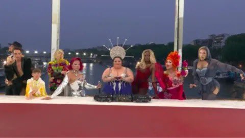 ActLegitimiste's tweet photo. La #ceremoniedouverture mélange spectacles impressionnants et mauvais goût. Au XXIe, la république envoie encore un message éculé: zero transgression ni rupture, mais art officiel, entendu,convenu,autorisé et satisfait. #FaiteLaDifference :dehors la révolution, vive la #France ! https://t.co/VdxaOsvvsy