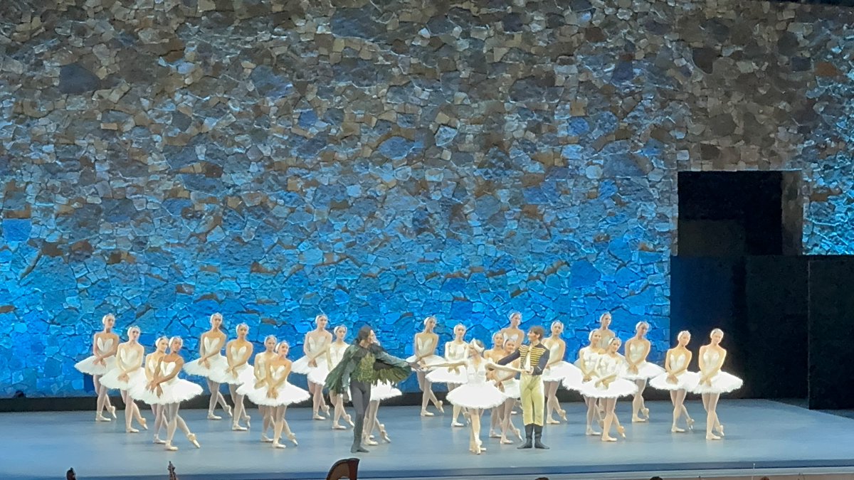 shuchig's tweet photo. Art for the ages.
@sfballet performing #SwanLake to a packed Frost Amphitheater at @Stanford.
Tchaikovsky‘s masterpiece from 1875 will probably continue to be heard, seen, and enjoyed a 100 years from now.
#SFBallet @StanfordLive #FrostAmphitheater https://t.co/kYljQVLtUH