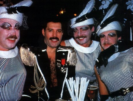 Cuando Freddie Mercury actuó con Montserrat Caballé en la presentación de Barcelona como ciudad olímpica, que por cierto, fue en el 88 y no en el 92, cuando llevaba meses muerto, iba elegante, sí. En un elegante traje.

En gran parte, por respeto a la Caballé, a la que admiraba