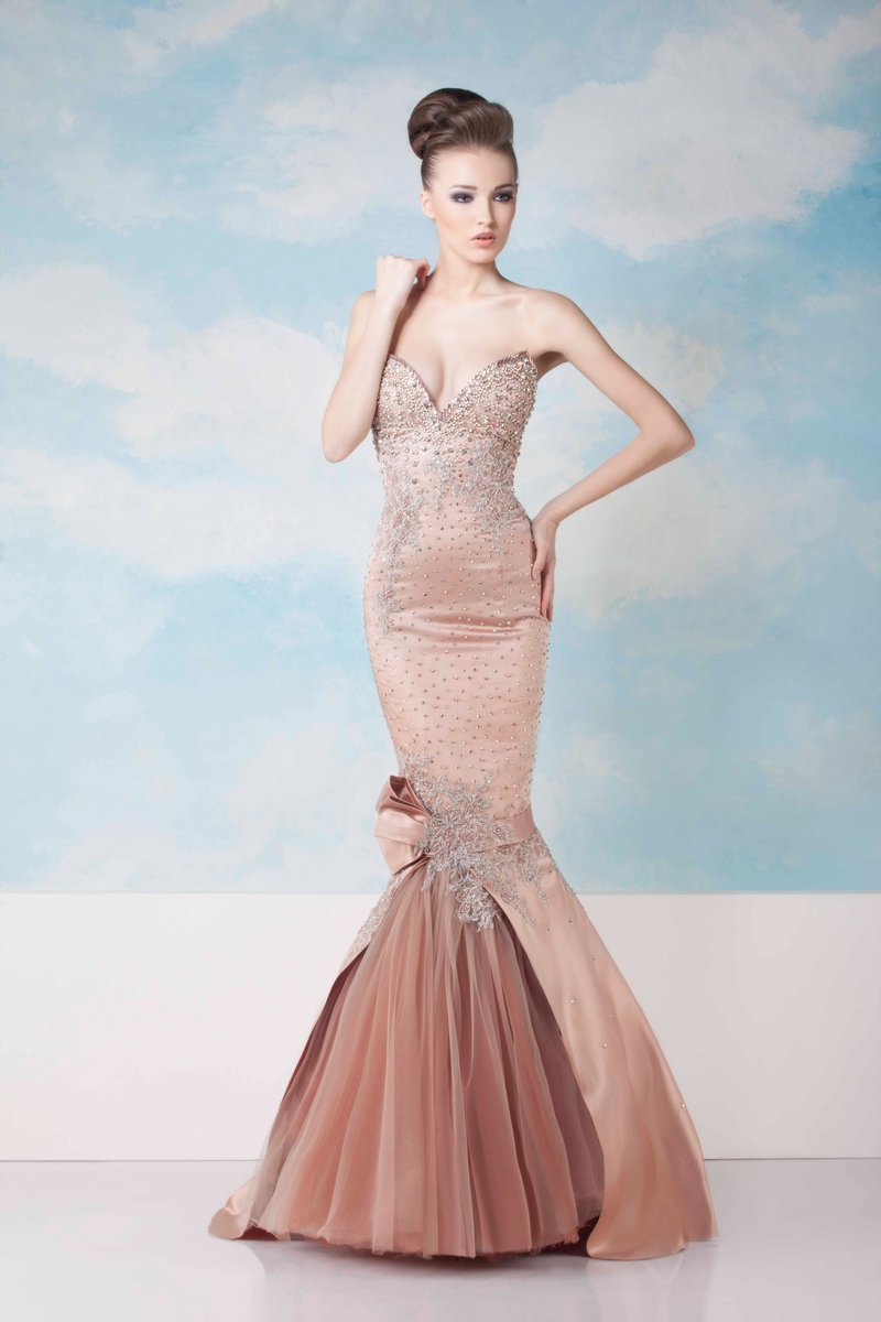 TonyChaayaWorld's tweet photo. 🌸 Be the epitome of style in a Tony Chaaya evening dress. Designed for the spotlight. Order yours now, we ship worldwide! 🌍💖✨ #TonyChaaya #HauteCouture #EveningDress #Dress #Bridals #Fashion #Style https://t.co/G1lpdS94gT