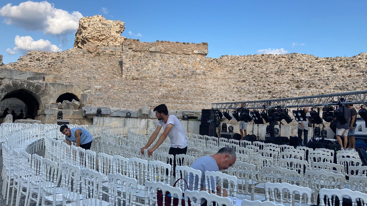 İznik Roma Tiyatrosu’nda (aslında Helenistik) alandayız. Görkemli bir ortam var. Sabah Şeyh’imize uğrayıp rızasını aldık. Milletlerin ve mezheplerin kanunu iptal etmek için zuhur ve huruca devam edenlere selam olsun. <a href="/genismerdiven/">Geniş Merdiven</a> <a href="/mmengirkaon/">murat mengirkaon</a>