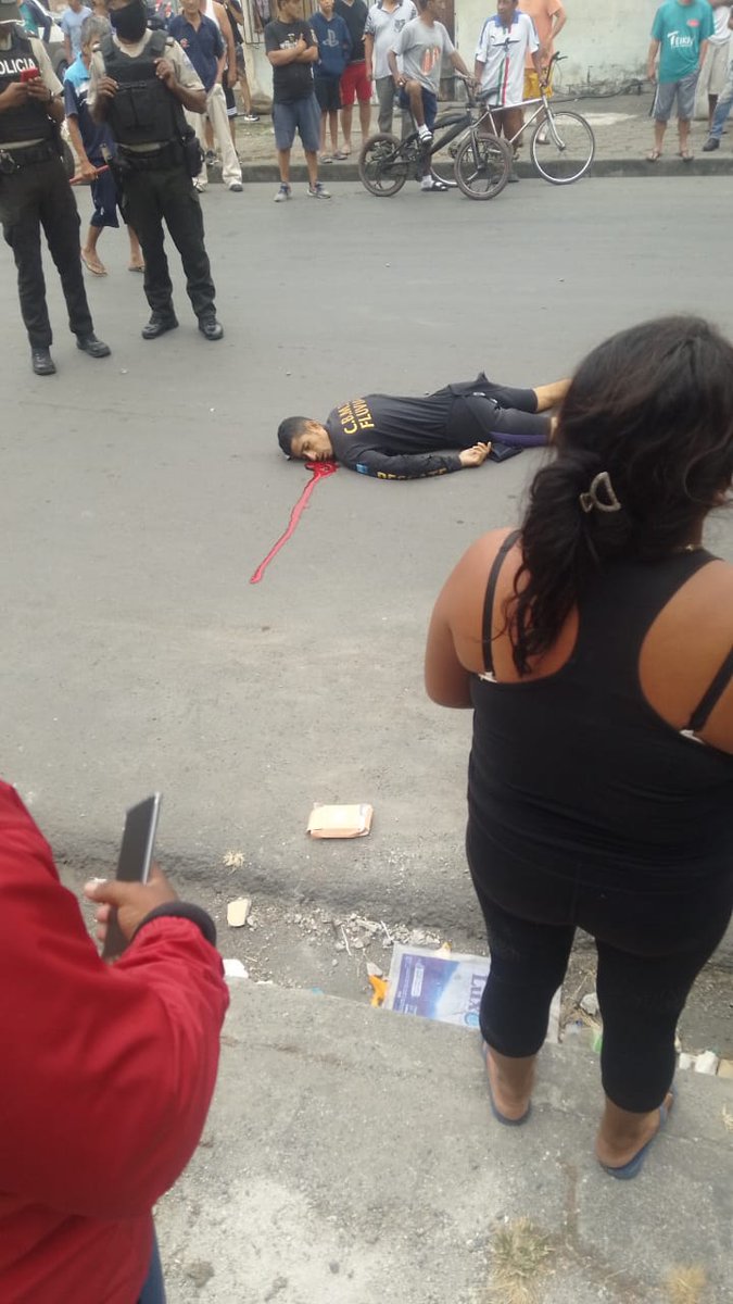 EmergenciasEc's tweet photo. Terrible!!
MASACRE EN DURÁN! 
Delincuentes fuertemente armados se metieron a un cuartel de bomberos en en la Cdla Maldonado y abrieron fuego contra todos, hasta el momento se reportan 5 personas ssv. https://t.co/NKA9kVjh5M