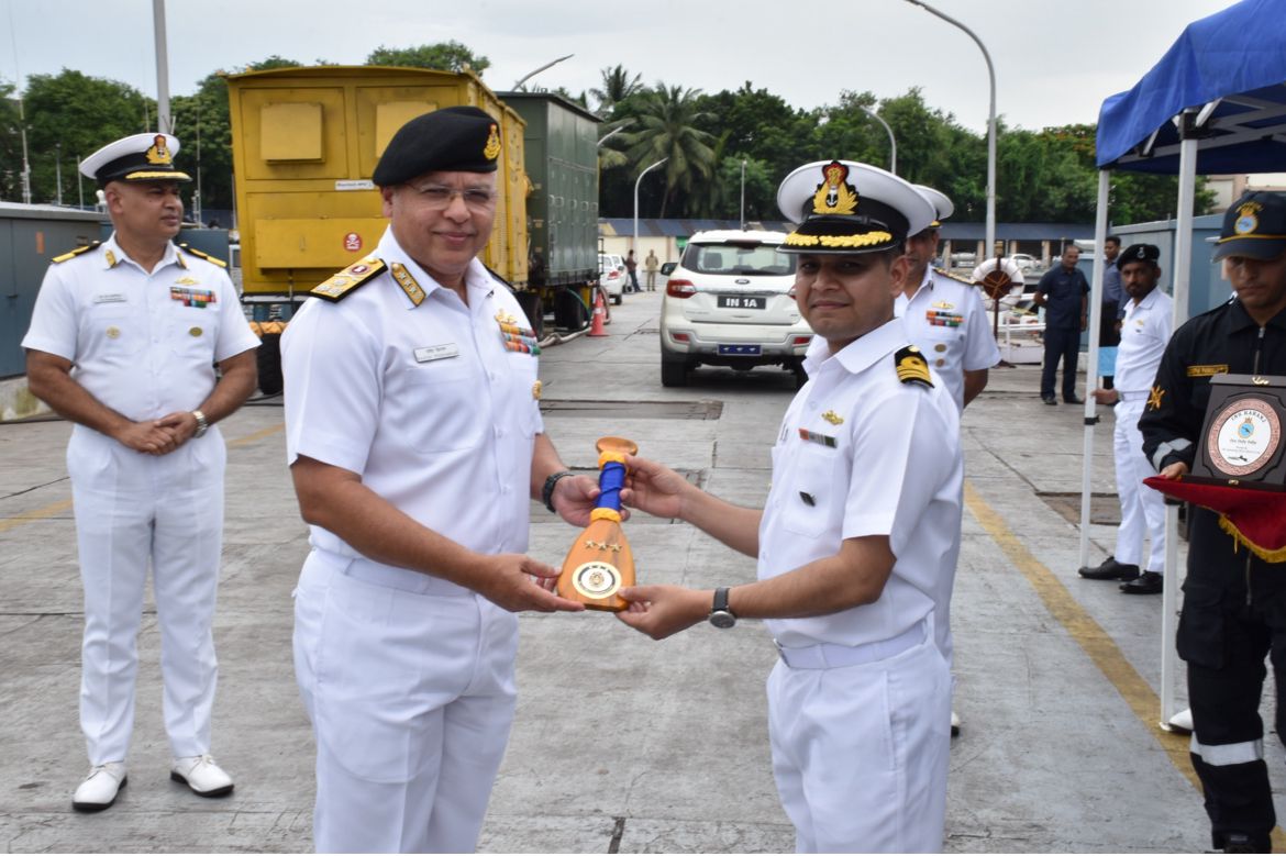 PRO_Vizag's tweet photo. #MissionAccomplished!
VAdm Rajesh Pendharkar, FOCinC, #ENC interacted with the crew of #INSKaranj on completion of a successful deployment on the East coast. The CinC commended the crew for their spectacular performance in meeting all operational taskings of the #SunriseCommand https://t.co/bGY2MMP1sJ