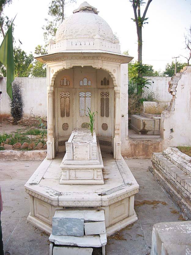 vaxiri's tweet photo. د افغانستان ژمنۍ پلازمېنه؛ پېښور:
د ايوب خان مقبره:
د بده مرغه د میوند د فتح په ورځ يوازي د ملالۍ نوم یاديږي، اوسنی افغان نسل باید متوجه وي چي د پخواني افغان پاچهانو د تربورګلوۍ له امله ایوب تصویر قصداً پیکه ښوول کېده، د میوند د فتح په ورځ باید ایوب خان ځانګړی وپېژنو. https://t.co/DOCqq4W8Xl