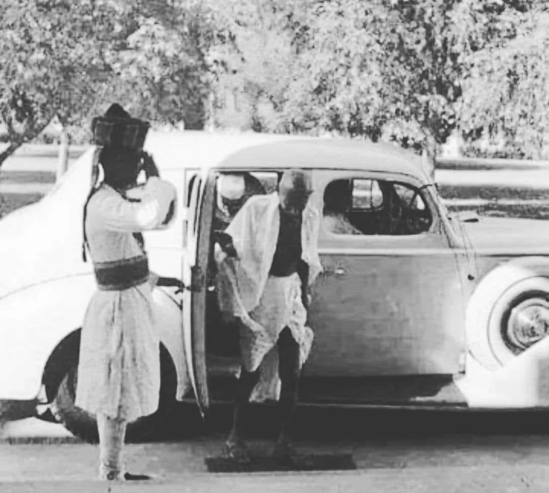 ocjain4's tweet photo. भक्त कहते हैं आजादी की लड़ाई मे गांधी जी का कोई योगदान नही था और भक्त लोग सावरकर को आजादी की लड़ाई लड़ने वाला बताते है। 
भाटसेप यूनिवर्सिटी से आगे बढे तो उन्हे पता चले आजादी की लडाई मे कितना अत्याचार किया था अंग्रेजो मे गांधी जी पर मगर फिर भी वे डटे रहे और आजादी दिलाकर ही दम लिया। 

अंग्रेजो को पता था गांधी जी को कार मे बैठने से उल्टी होती है तो अंग्रेज सजा के तौर पर गांधी जी को महिनो तक कार मे बैठा के घुमाते थे, उल्टियां करते करते गांधी जी के आँते बाहर आ जाती थी मगर उन्होंने कभी हिम्मत नही हारी। 
कभी कभी तो गाड़ी का पेट्रोल खत्म हो जाता था तो गाड़ी को धक्का भी गांधी जी से लगवाते थे। 
वहीं दूसरी और सावरकर अग्रेजो की  आरामदेह नौकरी किया करते थे कोल्हू चलाने की, ac रूम मे मस्त मजे से कोल्हू चलाकर मोटी सेलरी लिया करते थे।