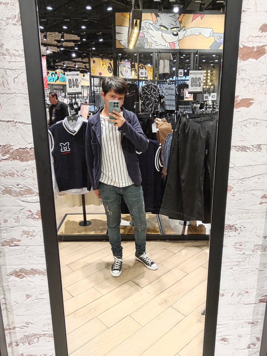 yarei_king's tweet photo. Ayer salí a ver una película :3 y iba con outfit casual :3 sin darme cuenta se veía lindo ^w^ https://t.co/6vFEJ6RxEe
