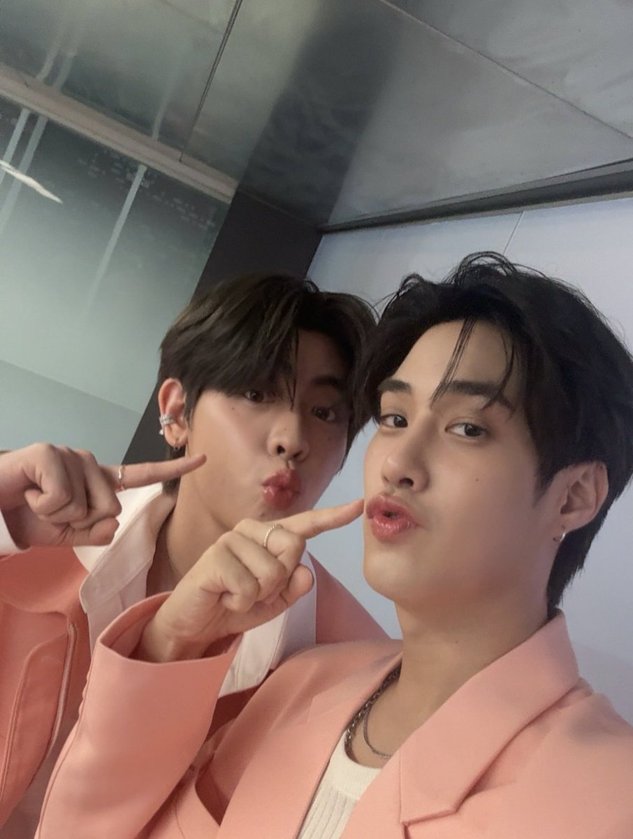 TLE_mtm's tweet photo. ขอบคุณทาง @Maybelline_TH  ที่ชวนพวกเราไปร่วมกิจกรรมสนุกๆ แล้วก็ได้เจอพี่ๆแฟนคลับทุกคนด้วยครับ ขอบทุกคนด้วยนะครับที่มาวันนี้ ใครที่โดนฝนรีบอาบน้ำสระผมด้วยน้า อย่าให้ไม่สบาย ไว้มาเจอกัน��ีกนะค้าบ 🫶🏻

 MAYBELLINE X TLEFIRSTONE
#TFOXPeachynFriends https://t.co/P0lympORMb