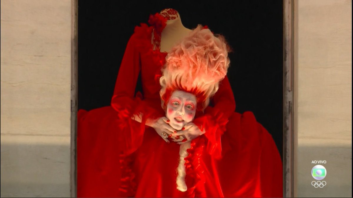 Ella terminó así, entre otros motivos, por decir
"Si no tienen pan que coman pasteles”

Como olvidar:
- Hagan un Bingo
- El cesfam, elemento de reunión social
-Para los romanticos, bajaron las flores
-Levantense a tomar el metro mas temprano
- Macaya seguirá en el hospital (risa)