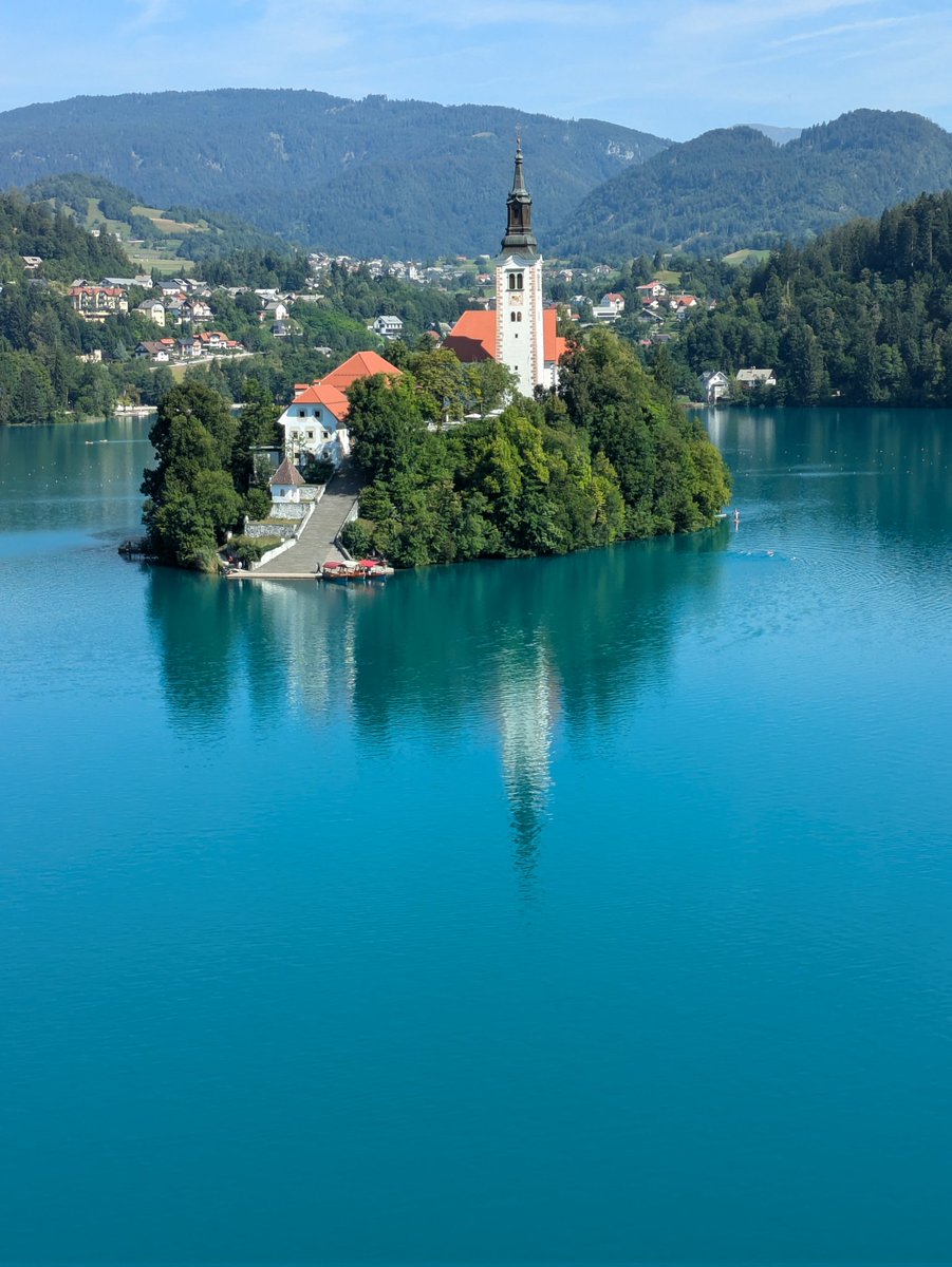 campervanfamfun's tweet photo. Just a short walk from Camping Bled is the Cafe Belvedere, once Tito's Summer House with a terrace overlooking an amazing view of the lake. Have a Bled cream cake!
#ReadTourExplore #inspiringadventures #caravanandmotorhomeclub @candmclub
@Media_CAMC #alanrogerstravel
📚☀️😍🇸🇮 https://t.co/512LPw9ckU