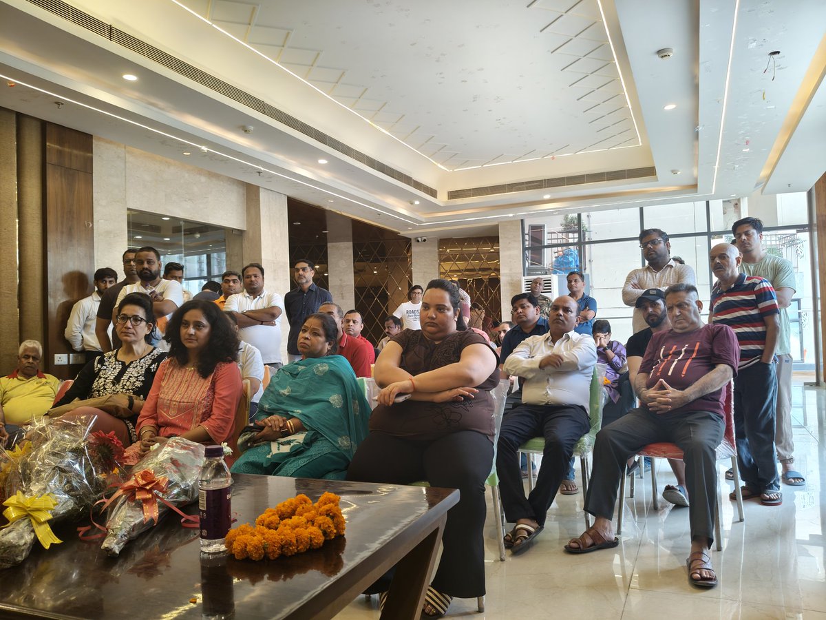 ग्रेटर नोएडा वेस्ट की जेएम फ्लोरेंस सोसायटी में जनसंपर्क कार्यक्रम में मां.विधायक <a href="/tejpalnagarMLA/">Tejpal Nagar</a> जी ने सोसायटी के निवासियों से मिलकर उनकी समस्याओं को सुना और समाधान के लिए आश्वासन दिया मंडल अध्यक्ष <a href="/iMukeshBJP/">Mukesh Chauhan BJP ( मोदी का परिवार )</a> जी के साथ रहना हुआ
<a href="/dr_maheshsharma/">Dr. Mahesh Sharma</a>
<a href="/Gajendramavibjp/">Gajendra Mavi BJP</a> <a href="/Satendraupbjp/">Satendra Shishodia (मोदी का परिवार)</a>