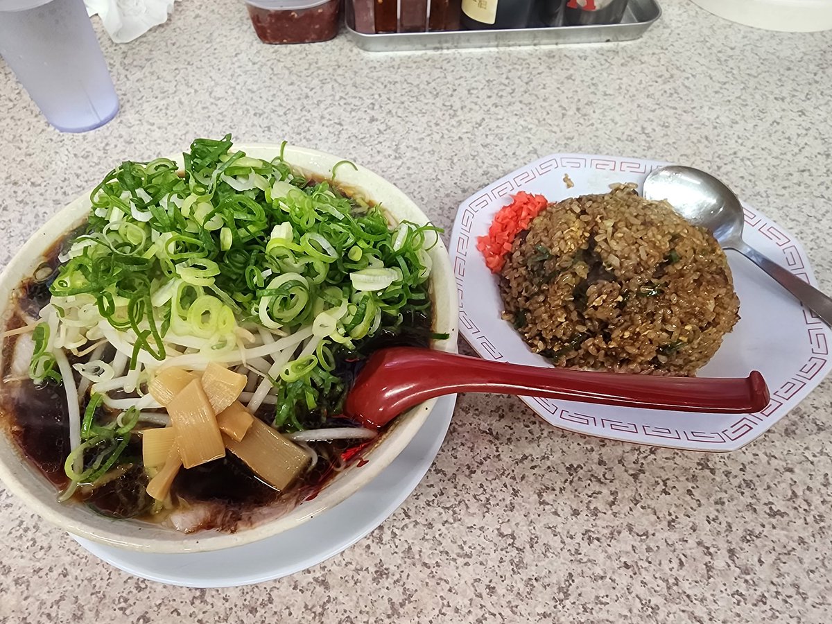 今日は久しぶりに京都市伏見区の中華そば専門店 #ふくなが に行ってきました🍜🍥
#チャーハン定食 の白多めネギ多めヤサイ入りで注文🍜🍥
やっぱり旨い😋間違いない❗
#BMW
#S1000R
#ラーメン好きな人と繋がりたい
#バイク好きな人と繋がりたい