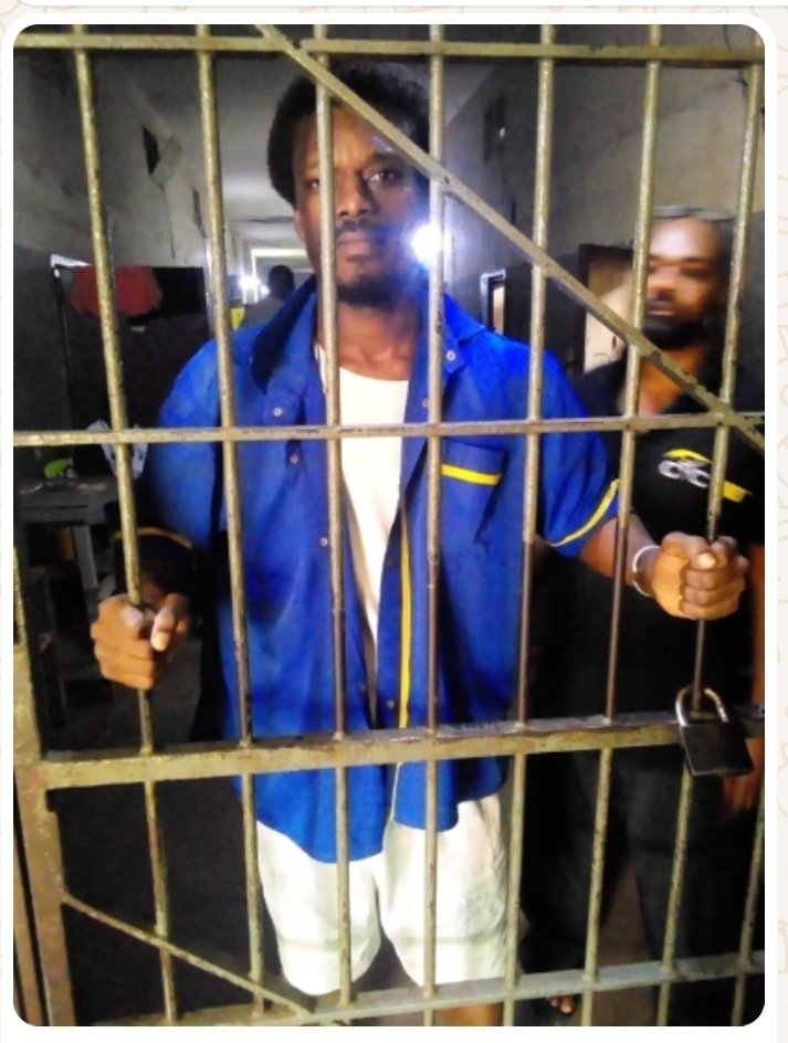 SimaroNgongoMba's tweet photo. IL Y A AUJOURD’HUI PLUS DE 25.000 #PRISONNIERS À #MAKALA (KINSHASA). LORS D’UNE BALLADE INUTILE DE @CONSTANT MUTAMBA À LA PRISON CENTRALE DE MAKALA CE SAMEDI, LES DÉTENUS LUI ONT PRÉSENTÉ UN TABLEAU COLONIAL DE LEURS CONDITIONS DE DÉTENTION. ENVIRON 300 NOUVEAUX PRISONNIERS Y SONT ADMIS SANS JAMAIS TENIR COMPTE DES INSALUBRITÉS ABOMINABLES DE LA PRISON. 

- CONSTANT MUTAMBA a tellement menti au peuple congolais qu’il a subi un déluge de contradictions et mises au point attestant totalement du contraire de ses positions autour de la situation à la prison centrale de MAKALA. 

- ⁠Lors d’une visite médiatique au centre de rééducation de MAKALA, le jeune ministre de la justice a finalement croisé des faits plus graves. La prison regorge d’environ 25.000 individus et reçoit hebdomadairement 300 nouveaux pensionnaires. Des personnes kidnappées ou élevées par des #FORCES DU PROGRÈS de l’UDPS jetées pêle-mêle dans cette maison carcérale en guise de sanction du pouvoir contre quiconque ne confesse pas FÉLIX TSHISEKEDI. 

- ⁠CONSTANT MUTAMBA s’est finalement rendu compte que les prisonniers congolais ne mangent quasiment plus depuis l’accession au pouvoir de FÉLIX TSHISEKEDI. 

“LA PRISON DE MAKALA EST UN MOUROIR”
