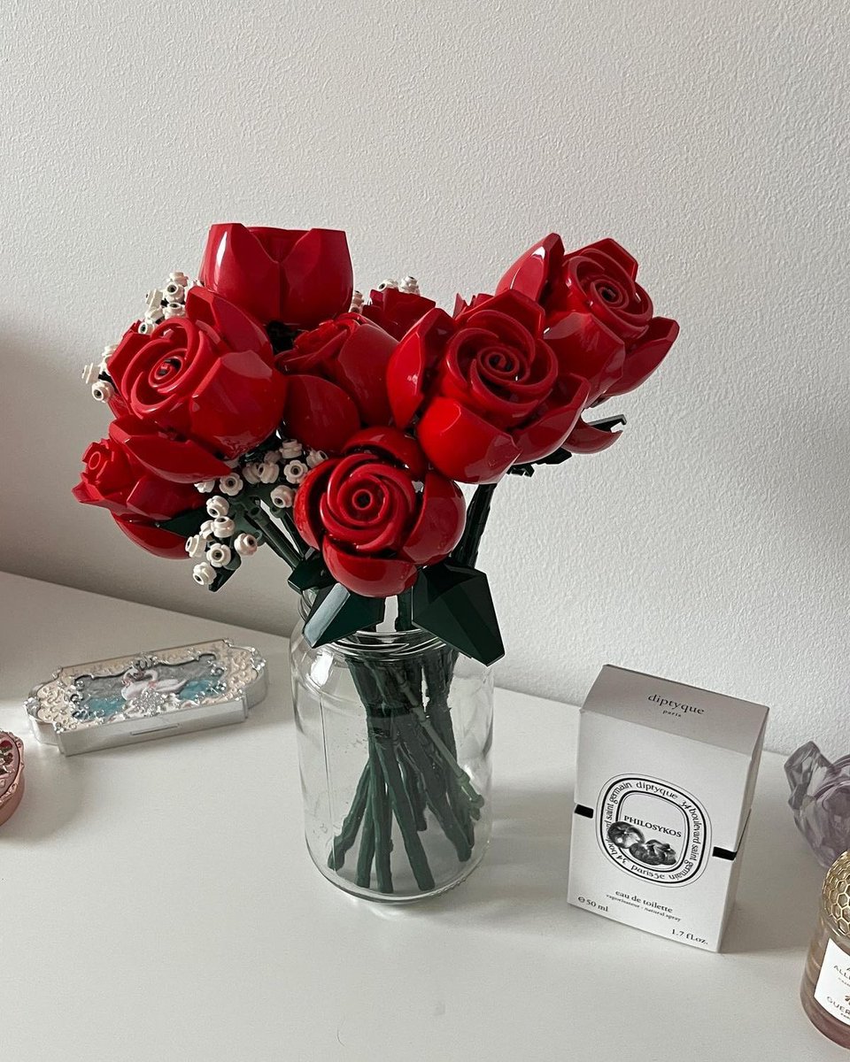 i3Moment's tweet photo. Lego red roses https://t.co/IVQpjn9aQl