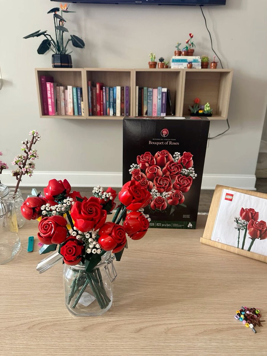 i3Moment's tweet photo. Lego red roses https://t.co/IVQpjn9aQl