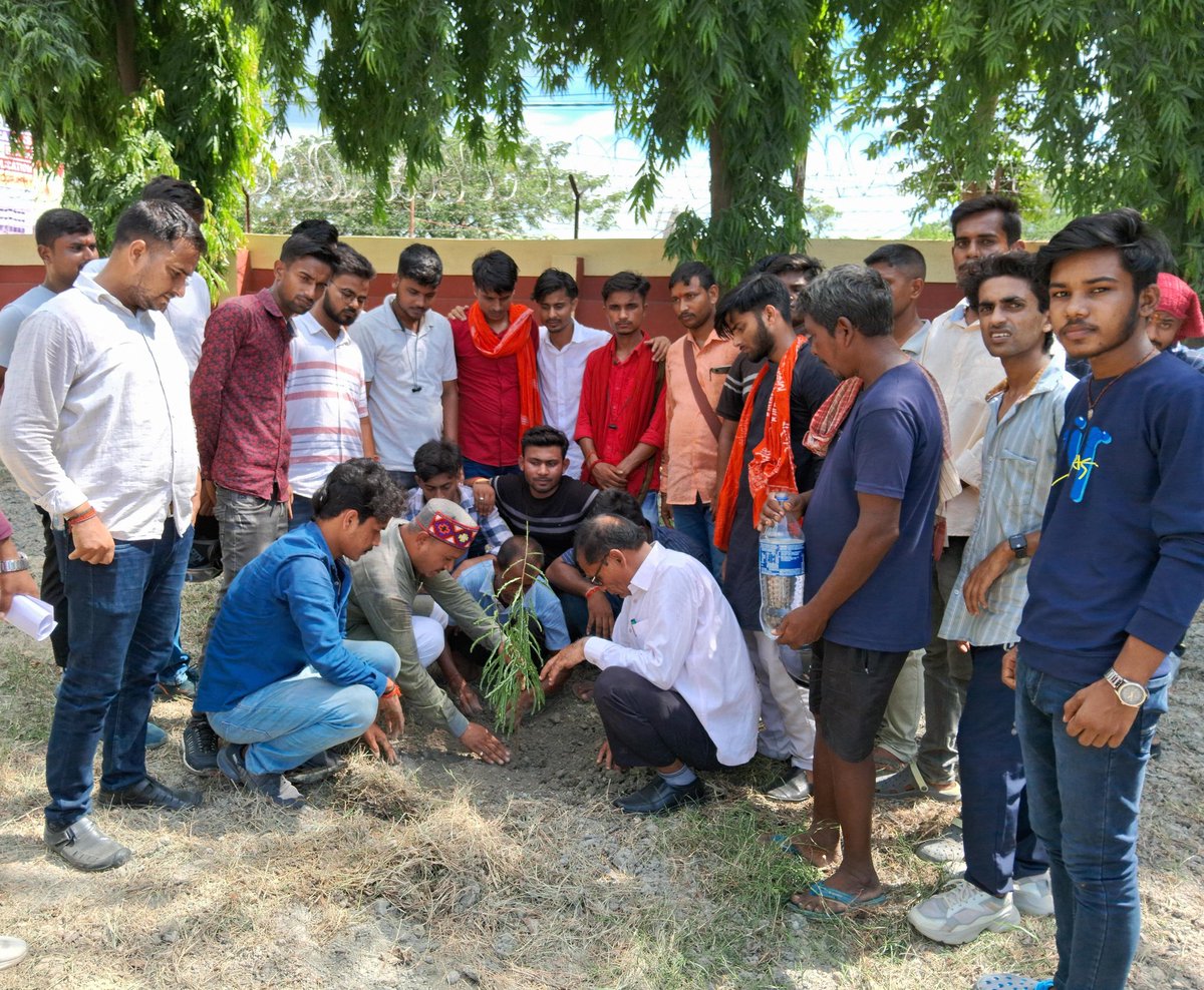 northbiharabvp's tweet image. विकासार्थ विद्यार्थी, उत्तर बिहार के द्वारा आयोजित &quot;एक विद्यार्थी-एक वृक्ष&quot; अभियान के तहत आज बेतिया इकाई द्वारा वृक्षारोपण किया गया। मौके पर प्रांत संगठन मंत्री श्री @dheerajkrrgupta उपस्थित रहे।

#SFD
#ABVPNorthBihar