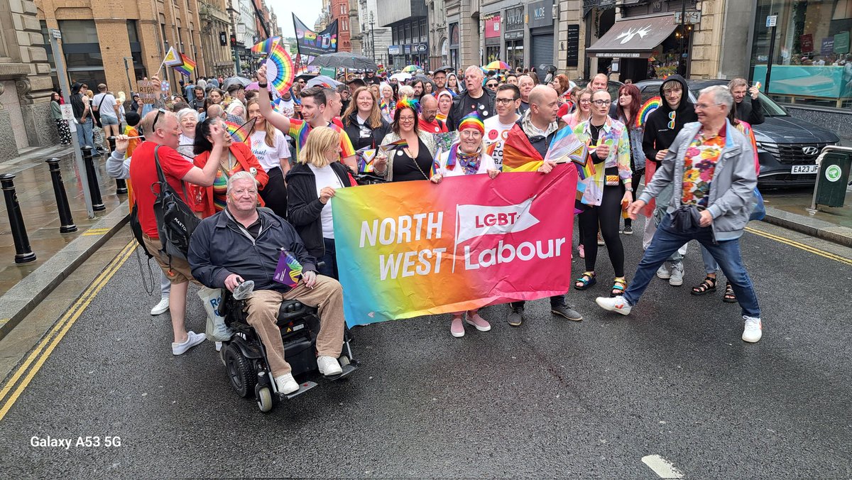BelleValeLabour's tweet image. Fantastic turnout from @LiverpoolLabour and our colleagues from Knowsley today, celebrate #LoveisLove #seaofcolour #happyfaces