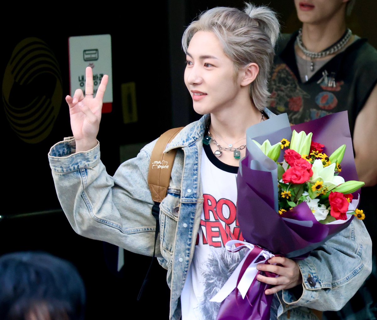 renjuns323's tweet photo. happy one year to one of my favorite look ever thank you so much for changing me https://t.co/XZ7ZfOrG0S