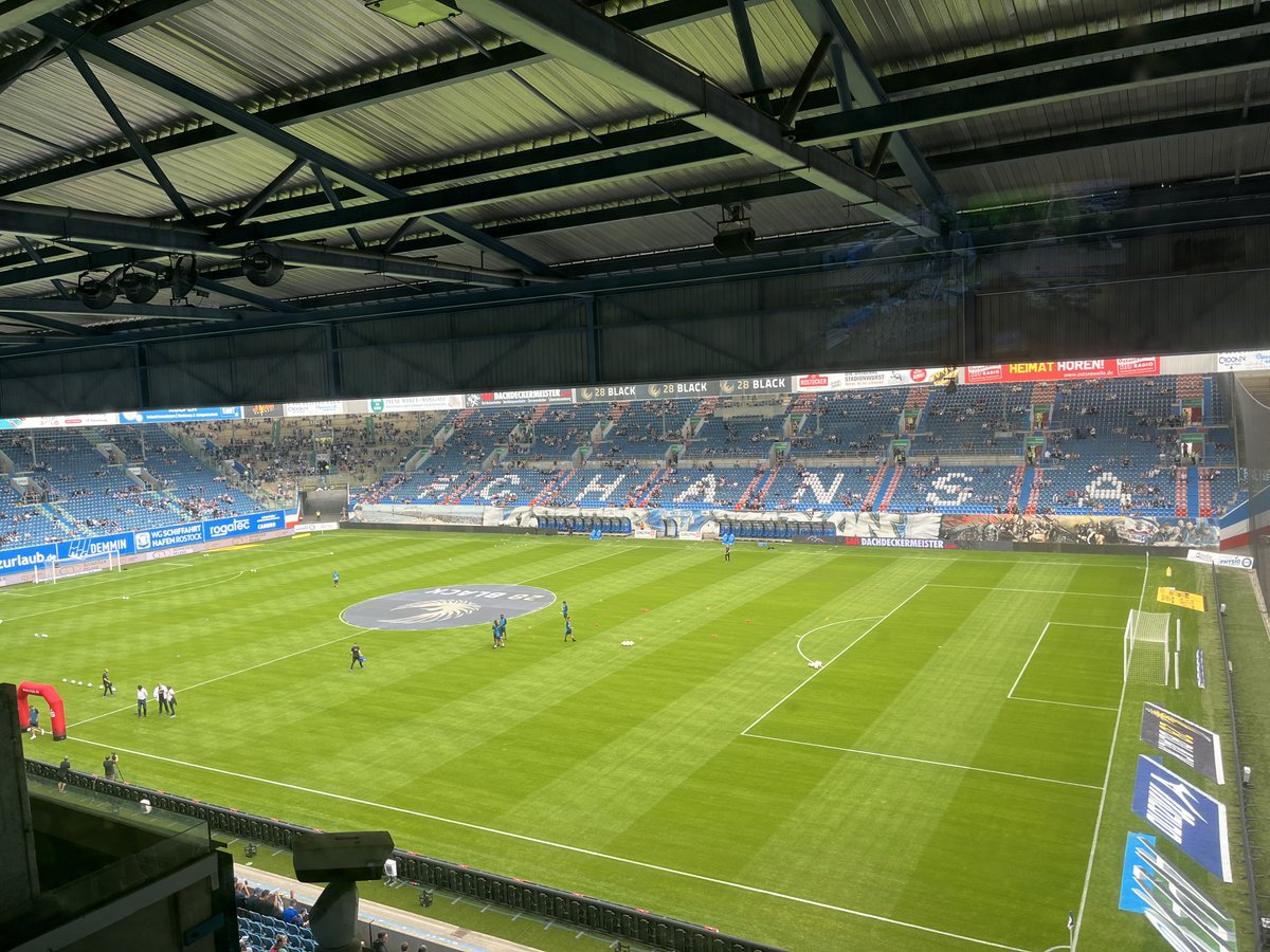 Polizei_MV's tweet photo. Vor einer knappen Stunde wurde die Spielbegegnung zwischen dem F.C. Hansa Rostock und @OfficialSSLazio im Rostocker #Ostseestadion abgepfiffen.
Die Straßen im Stadionumfeld sind voll. Lasst euch nicht stressen und habt ein tolles Restwochenende!
#PolizeiMV #PolizeiHRO #Rostock https://t.co/FxGpmEoKbL