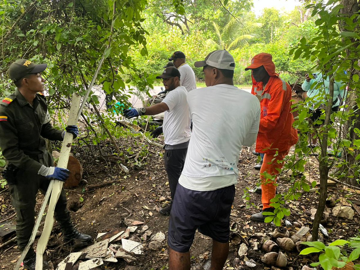 coralina_sai's tweet photo. Agradecemos la participación de diferentes entidades como: Policía Nacional, @GobernacionSai, ECOISLA, Trash Buster,  instituciones educativas (First Baptist School, Sagrada Familia y Antonia Santos el Rancho), comunidad y turistas.
#DíaInternacionalDelManglar #Coralina https://t.co/wPSlTPmeNa
