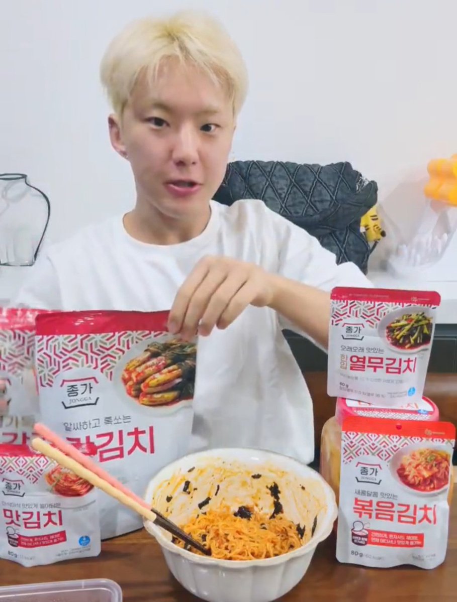 kulang nalang mag-online selling na sya ng jongga kimchi e 😭