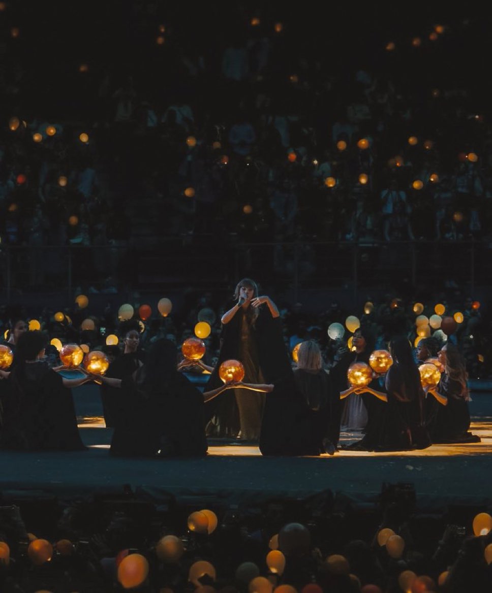 thisisvertrying's tweet image. the louvre is calling and wants this picture