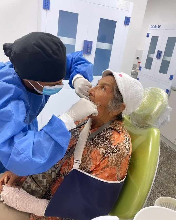 ¡Una sonrisa puede cambiarlo todo! 

En la sede de la Misión Sonrisa en Catia La Mar, estado La Guaira, se realizó la toma de impresión de prótesis dentales a 40 adultos mayores.
#VenezuelaPazYArmonia 
<a href="/NicolasMaduro/">Nicolás Maduro</a> <a href="/delcyrodriguezv/">Delcy Rodríguez</a> 
<a href="/MagaGutierrezV/">Magaly Gutiérrez Viña</a>