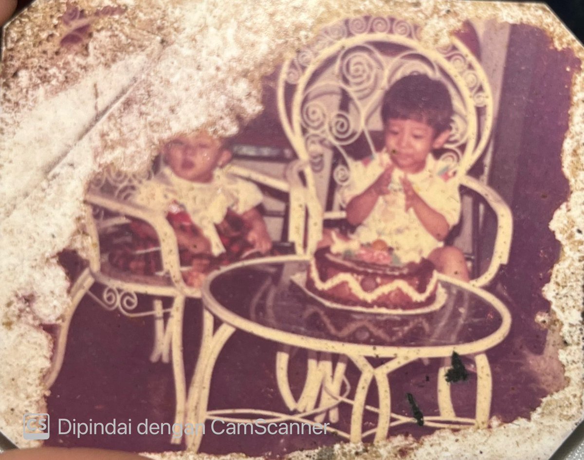 Demiraputri's tweet photo. Twitter please do your magic,
Papaku saat ini lagi nyari dua anak kandungnya yang udah 34 tahun lalu berpisah (sejak th 90an) anak pertama laki-laki bernama Tanu Ramajaya kelahiran (antara 12,13 atau 15 juni thn 1984/1985), anak ke2 perempuan bernama Ria Wijaya lhir thn 1985/1986 https://t.co/48Bp4NYDBt