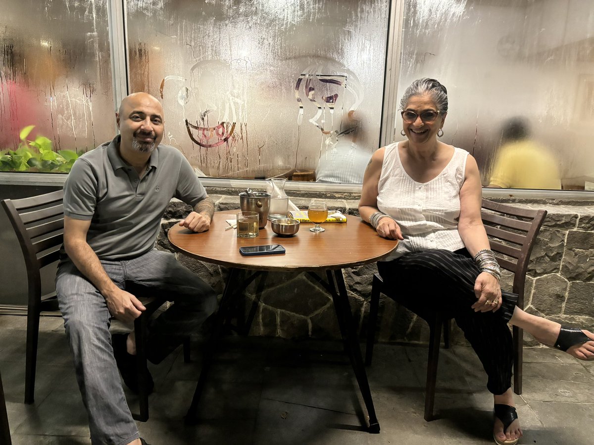 vijivenkatesh's tweet photo. 😂😂😂 @RDutt4 had to go and buy a collar walla tee before he could come and meet me . I’m of course ok wearing collarless #clubrules
Art work in the background is by yours truly - #waitingforservice https://t.co/3jseiWkWz5