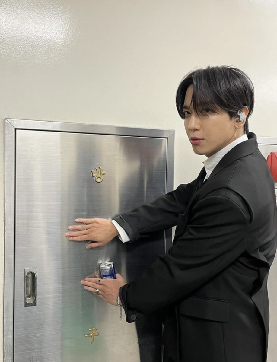 forever_JYH's tweet photo. 아니........
 이거 찍고(안)       이러고 있음(밖) https://t.co/YxbpYBsKWk