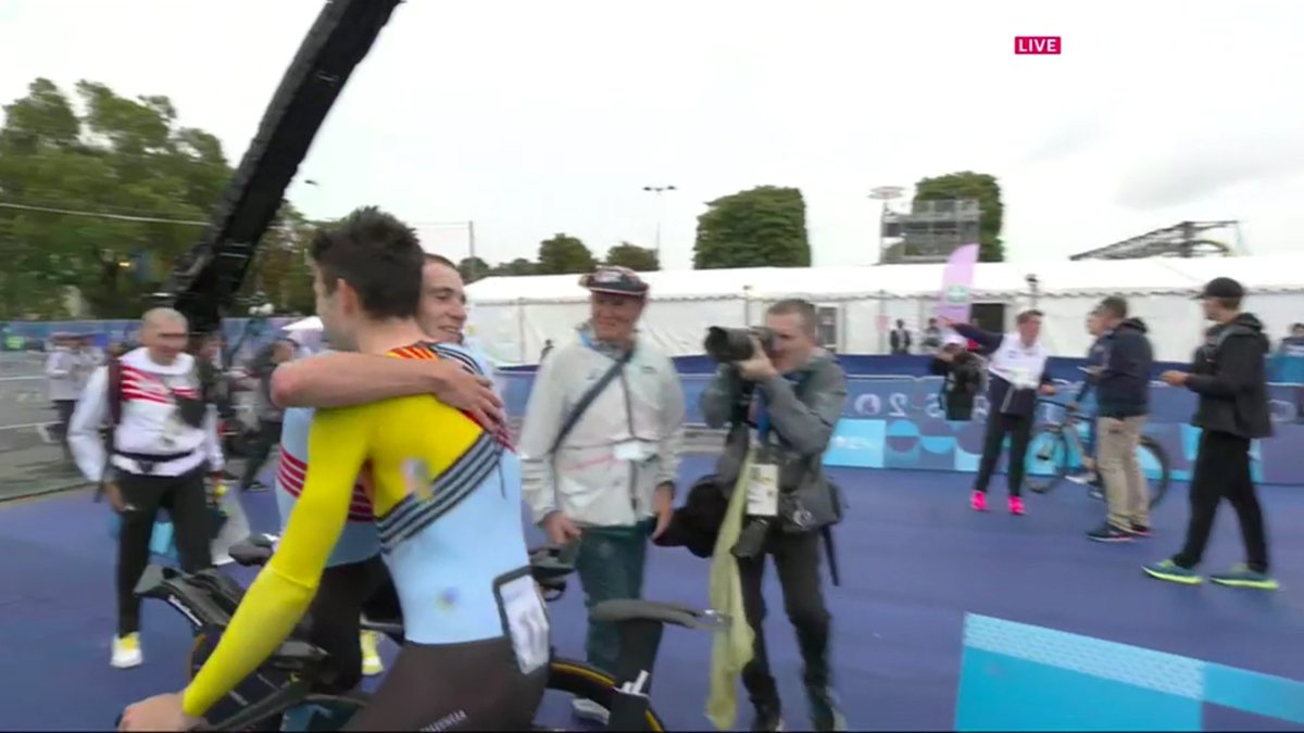 Une magnifique image pour la Belgique avec l'accolade entre Remco Evenepoel et Wout Van Aert ! Ils monteront tous les deux sur le podium du contre-la-montre des Jeux olympiques de #Paris2024 avec la médaille d'or pour le coureur de la Soudal-QuickStep et le bronze pour WVA.