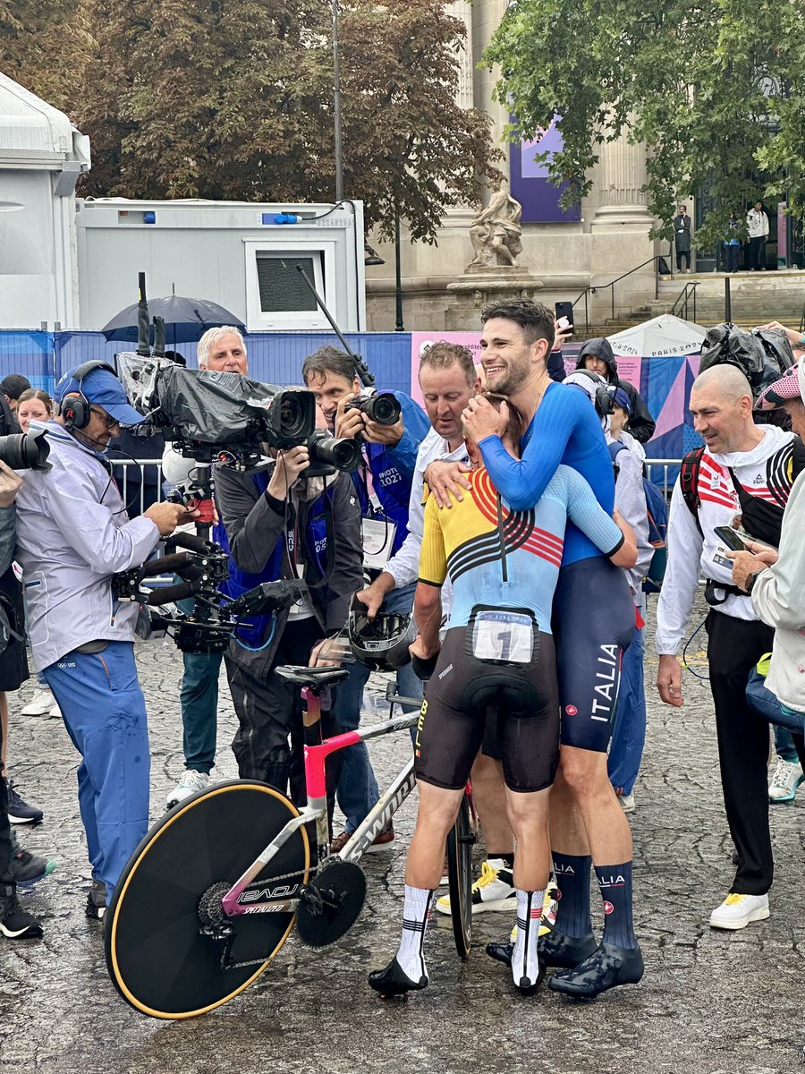 This moment. 🥹

<a href="/EvenepoelRemco/">Remco Evenepoel</a> 🤝 <a href="/GannaFilippo/">Filippo Ganna</a> 

#Paris2024 #RoadCycling