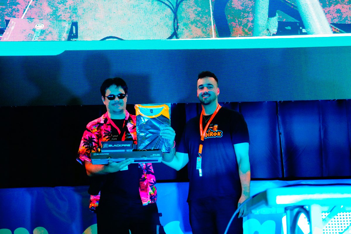 🏆 elpred0, GANADOR del primer torneo de Dîrok y, por tanto, confirmado para el primer Warm Up del próximo 30 de agosto.

Hacemos ✅ en esta primera parada del Roadmap para #DîrokFinalsII

#EE32 #Dîrok #eSports #gaming