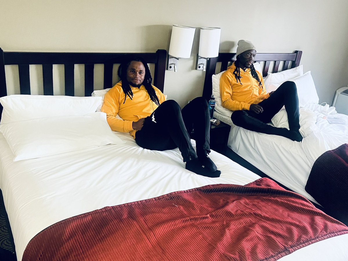 siphiweshabba's tweet image. Just like the good old days with my roommate @reneilwe06  @KaizerChiefs ✌🏿#camplife