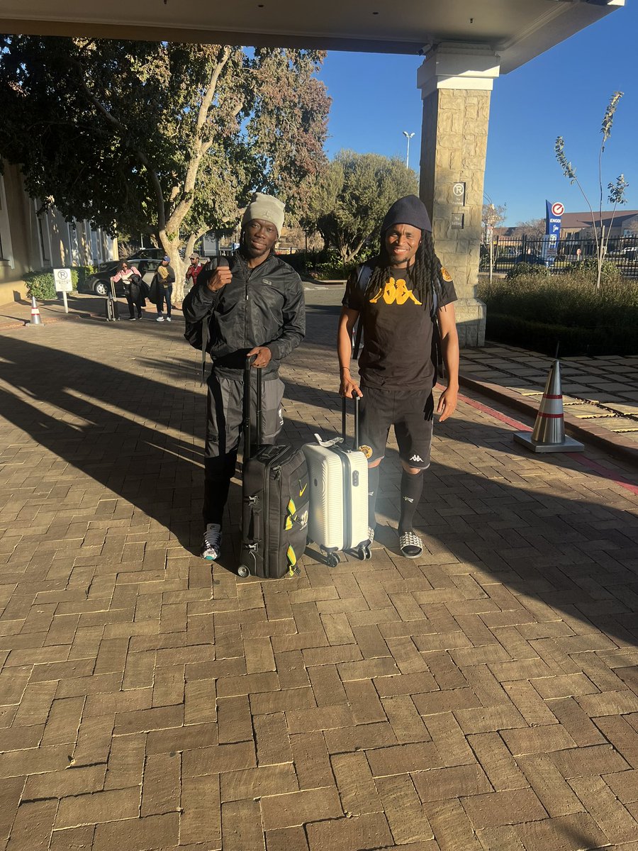 siphiweshabba's tweet image. Just like the good old days with my roommate @reneilwe06  @KaizerChiefs ✌🏿#camplife