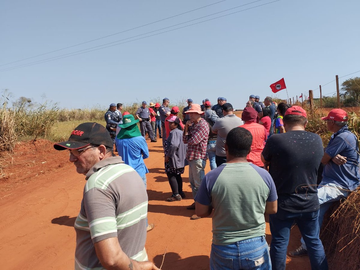 O MST exige que o Estado regularize a situação das 4 mil famílias acampadas. A ação faz parte da Jornada Nacional de Lutas por Alimento Saudável e Reforma Agrária, do MST. 📸 Diógenes Rabello 4/4
#TodosPelaReformaAgrária #ReformaAgráriaParaAlimentar