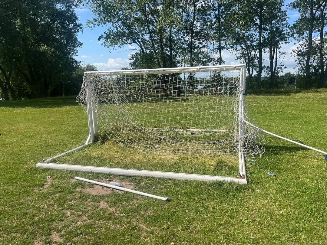 NCFC_Women's tweet image. 🚨Appeal for Info

Today our junior sides arrived at Southglade to play football &amp;amp; found mindless acts of vandalism had destroyed our goals

If anyone has any info please let us know!

All this does is prevent young girls from playing football

@NottmCityPolice