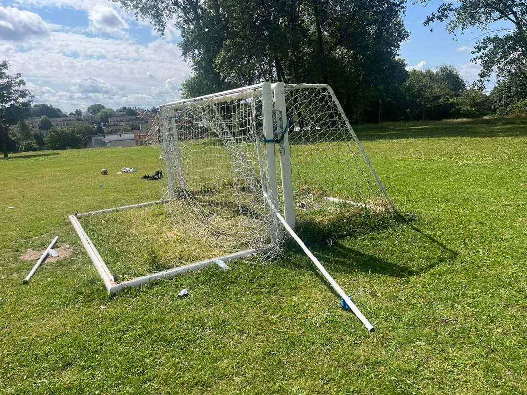 NCFC_Women's tweet image. 🚨Appeal for Info

Today our junior sides arrived at Southglade to play football &amp;amp; found mindless acts of vandalism had destroyed our goals

If anyone has any info please let us know!

All this does is prevent young girls from playing football

@NottmCityPolice
