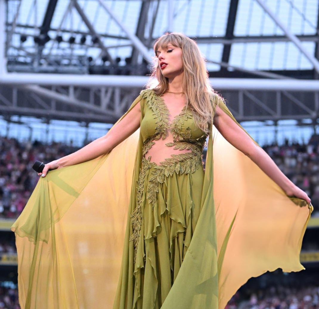 🚨| Taylor Swift's outfit for the "folkmore" era at today's show! 🩶🤎 #MunichTSTheErasTour