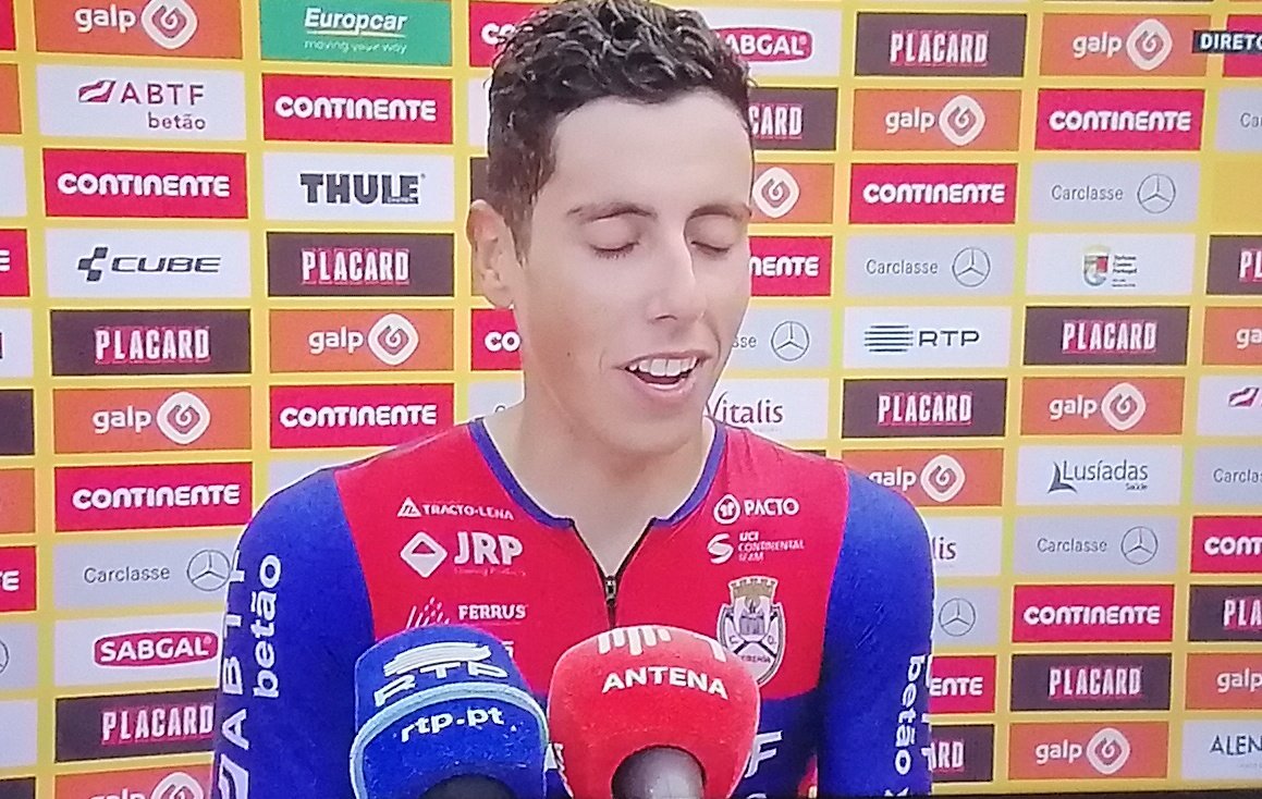 GeracoesSusp's tweet image. A alegria do jovem Afonso Eulálio (22 anos) após vencer na serra da estrela e chegar à camisola amarelo.

#VoltaaPortugal