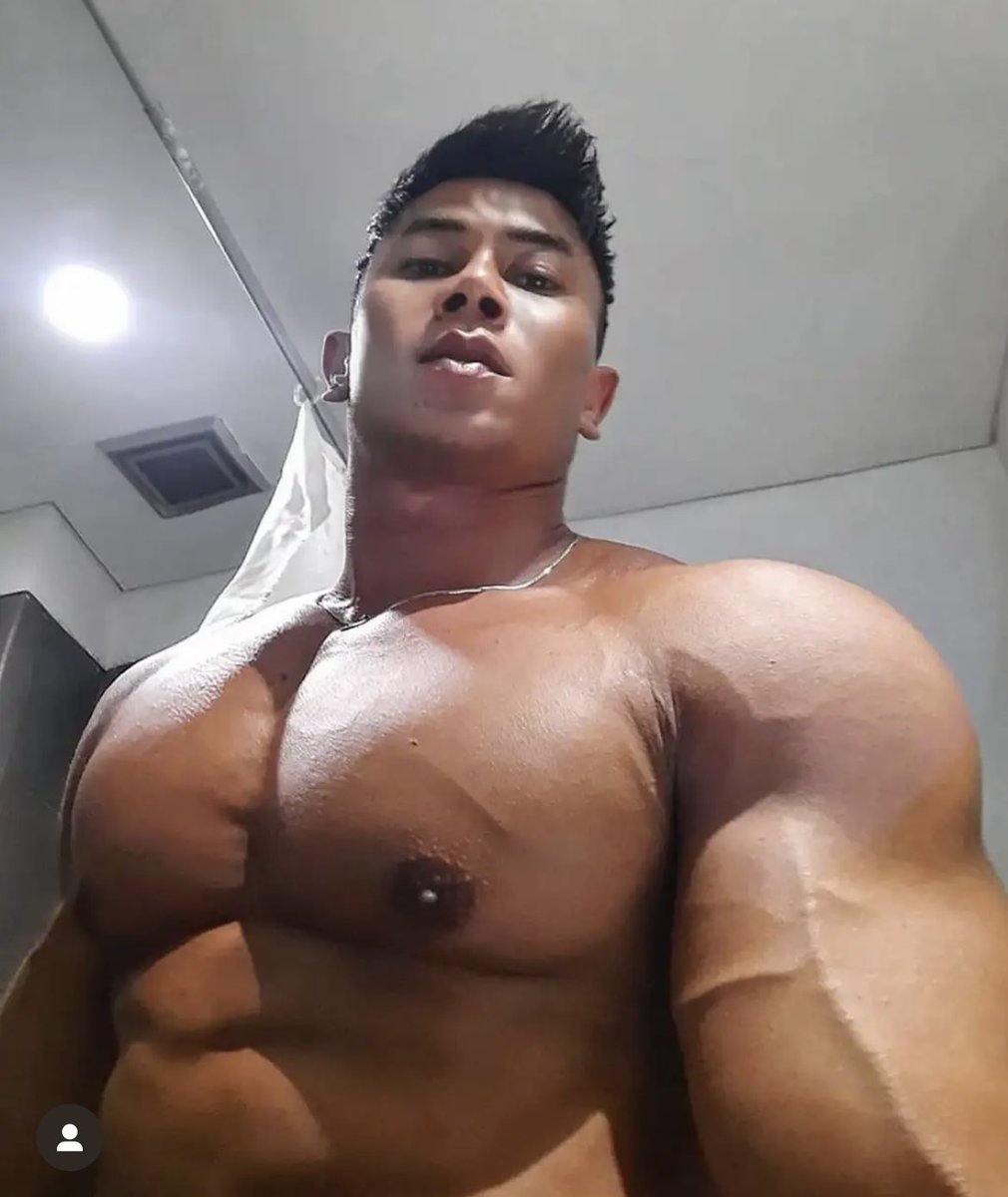 Quả vú này chơi nipple thì thích biết nhỉ, da đen thế này tha dầu nữa thì nhìn nứng vãi luôn chứ đùa, mùi nách chắc cũng nồng