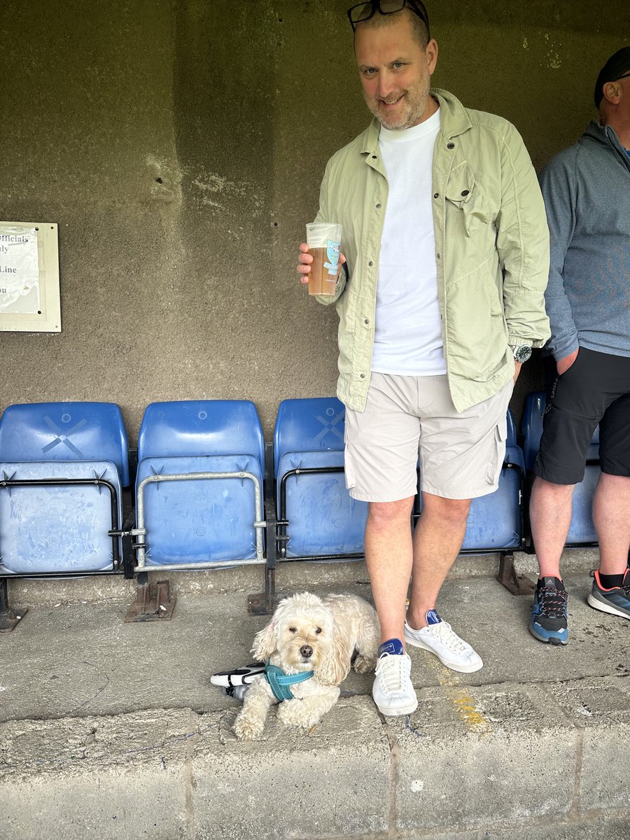 Smithersctid's tweet photo. Me and my Bessie โฆ@barlickfcโฉ meeting up with the great sewer army to watch what turned out to be an entertaining game #dogsatfootball https://t.co/ZugecvLDDR