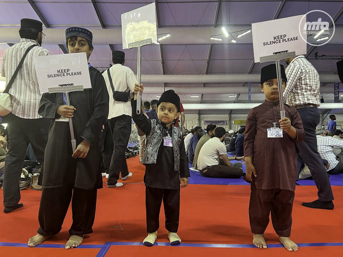 JalsaConnect's tweet photo. Mini volunteers reminding everyone to listen attentively to the inspiring speeches at Jalsa Salana!

#JalsaConnect #JalsaUK2024 https://t.co/jmvVtOuG5t