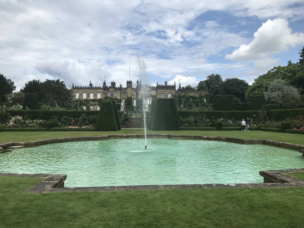 Summer #SaturdayVibes in one of my favourite gardens near Sheffield - Renishaw Hall (<a href="/RenishawHallG/">RenishawHall&Gardens</a> )

#GardeningX  #historytwt