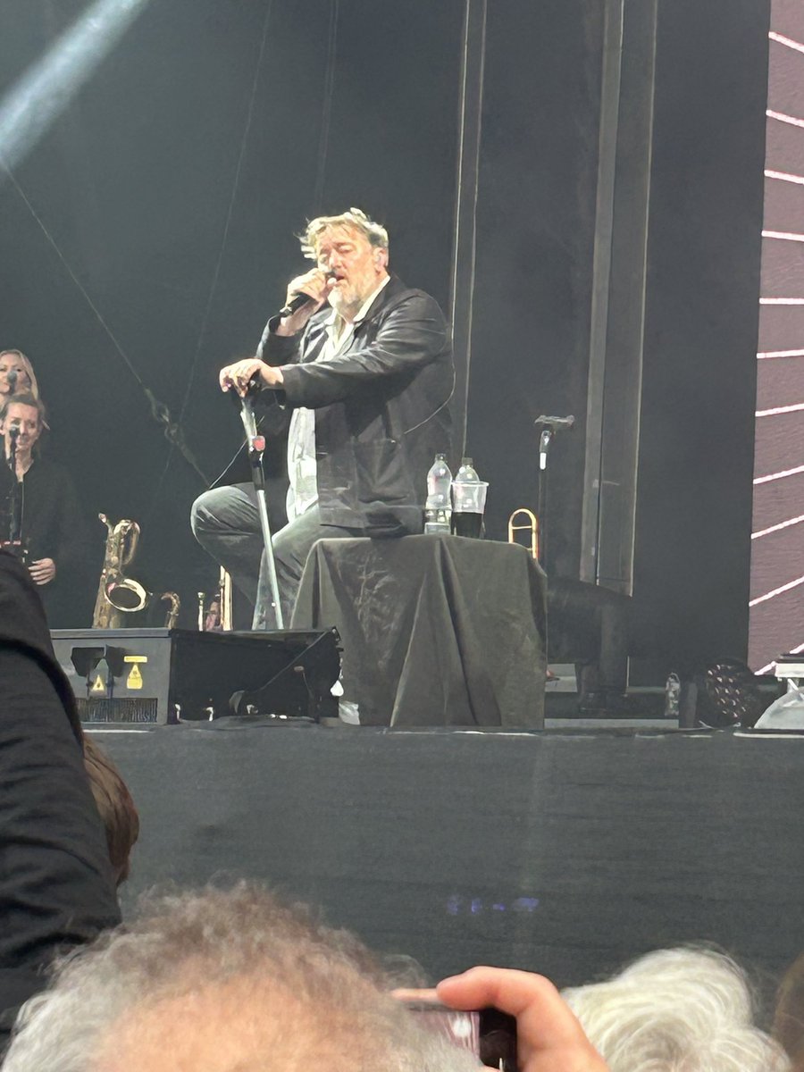 Ludlow Live Day 2 Nadine Shah was memorising , Elbow and the Villagers. Elbow were on top form and everyone sang their hearts out #fantastictowntoworkin