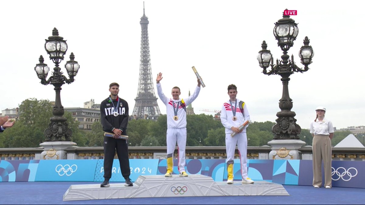 LeGruppetto's tweet image. Le podium du contre-la-montre messieurs des Jeux olympiques de #Paris2024 :

🥇 Remco Evenepoel - 24 ans - 🇧🇪
🥈 Filippo Ganna - 28 ans - 🇮🇹
🥉 Wout Van Aert - 29 ans - 🇧🇪