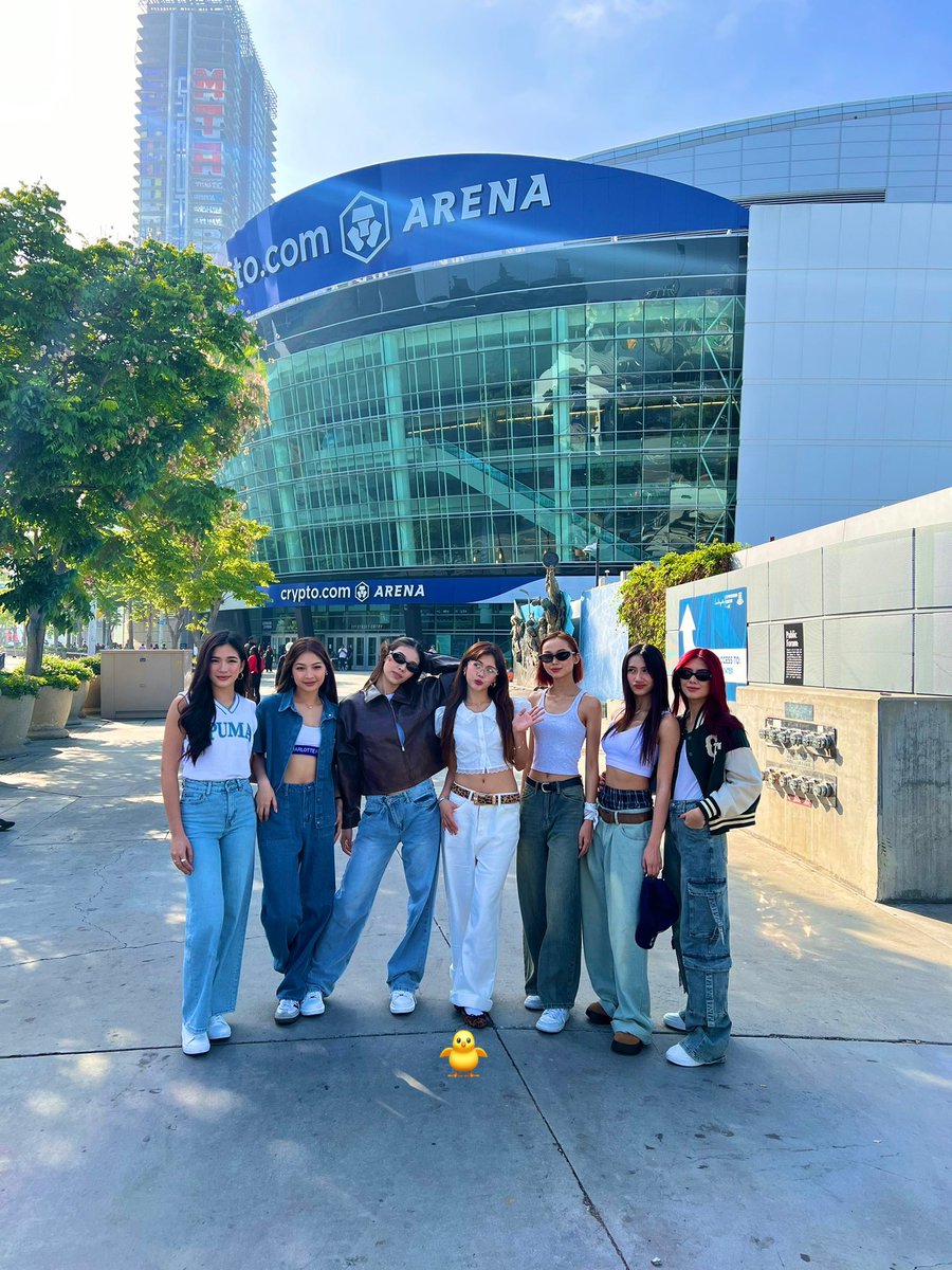 hallyupotter's tweet image. goodluck bini girls!! 🥹 

may sisiw na naligaw