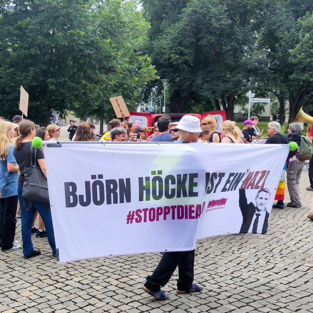 XR_Zwickau's tweet photo. Gegen den Faschismus:
#LilaWelle in Plauen mit vielen  Menschen, die das Herz am richtigen Platz haben.
Jetzt müssen wir alle für Demokratie und Menschenrechte eintreten.

Super Syimmug. Coole Lifemusik,
Bunte, diverse Demo.🌈 https://t.co/13ZmU3i4hs
